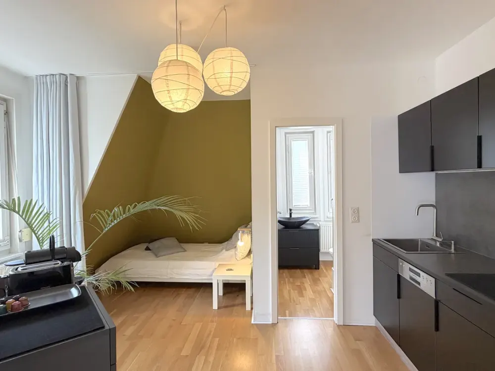 Ruhig am Waldrand und schnell in der City: Modern möbliertes 1,5-Zimmer-Apartment in Top-Lage