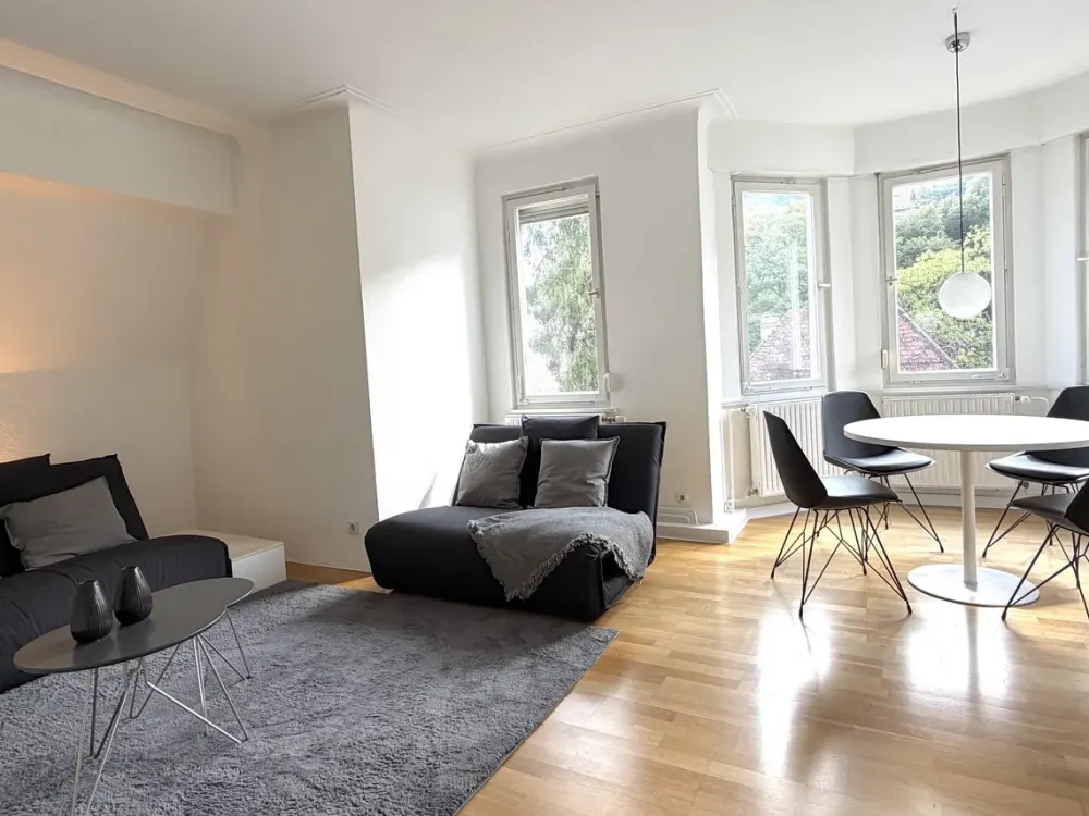 Ruhig am Waldrand und schnell in der City: Modern möbliertes 1,5-Zimmer-Apartment in Top-Lage