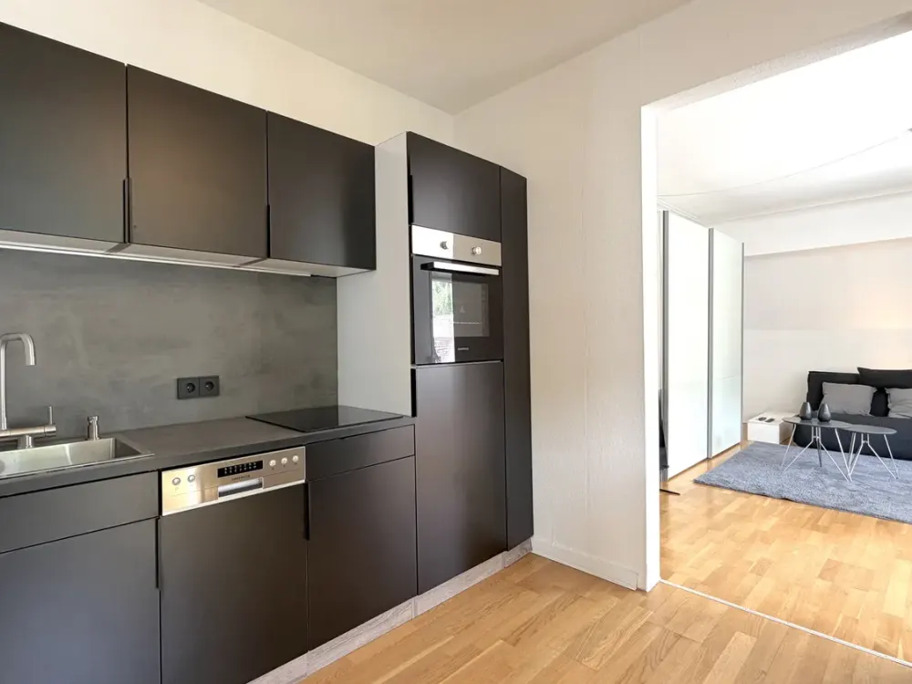 Ruhig am Waldrand und schnell in der City: Modern möbliertes 1,5-Zimmer-Apartment in Top-Lage
