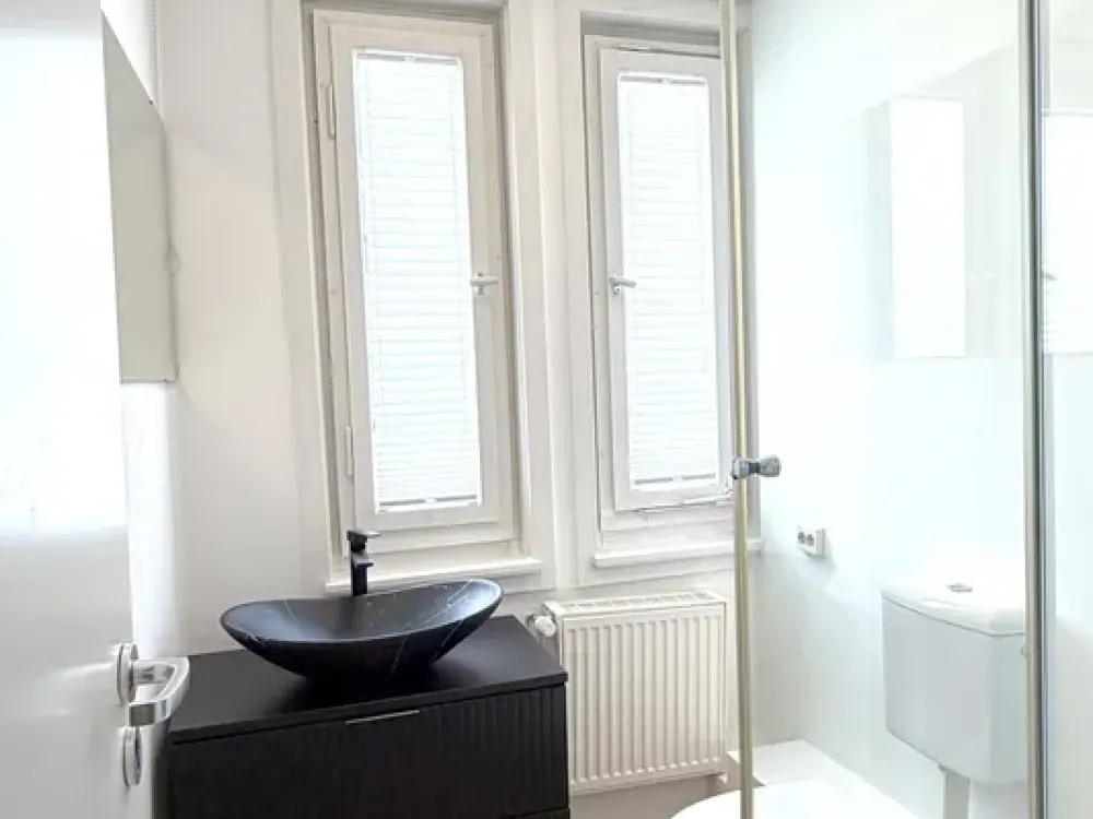 Ruhig am Waldrand und schnell in der City: Modern möbliertes 1,5-Zimmer-Apartment in Top-Lage