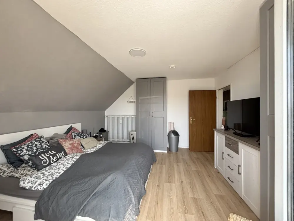 Ruhige 3-Zimmer-Dachgeschosswohung mit Garten und Balkon in Riede