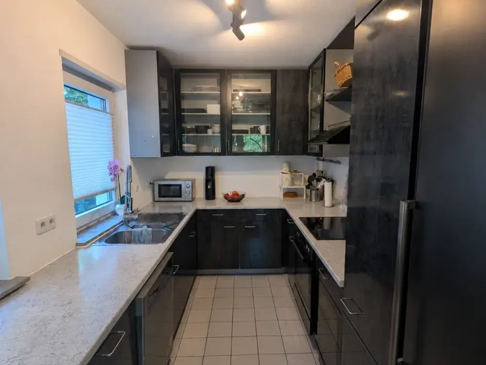 Helle möblierte 3-Zimmer-Wohnung mit Balkon und Tiefgaragenstellplatz, Befristung 01.01.-30.06.2027