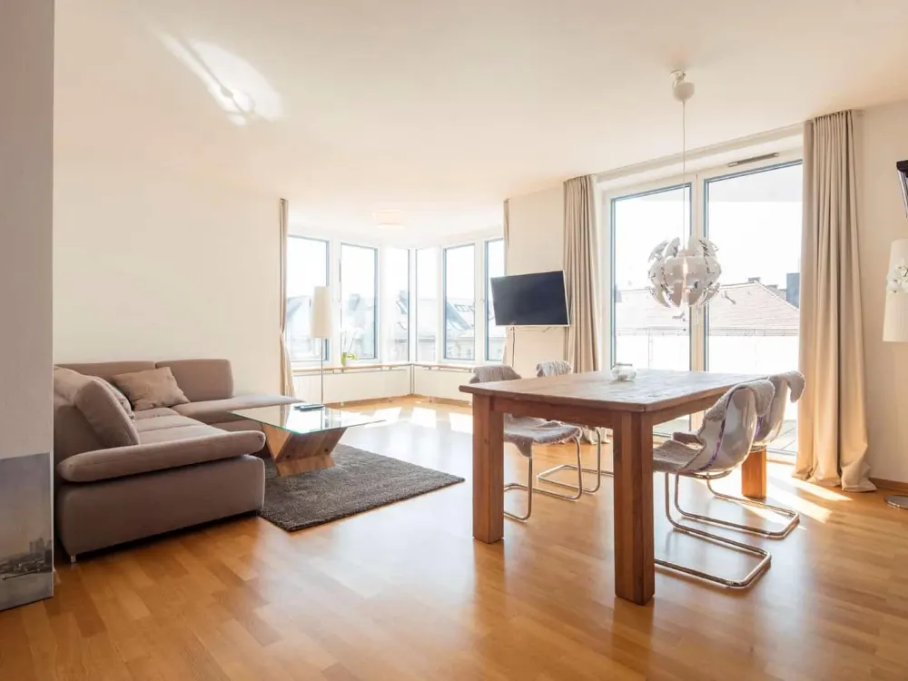 Charmantes, voll möbliertes 2-Zimmer-Apartment in München-Lehel mit Süd-West Balkon
