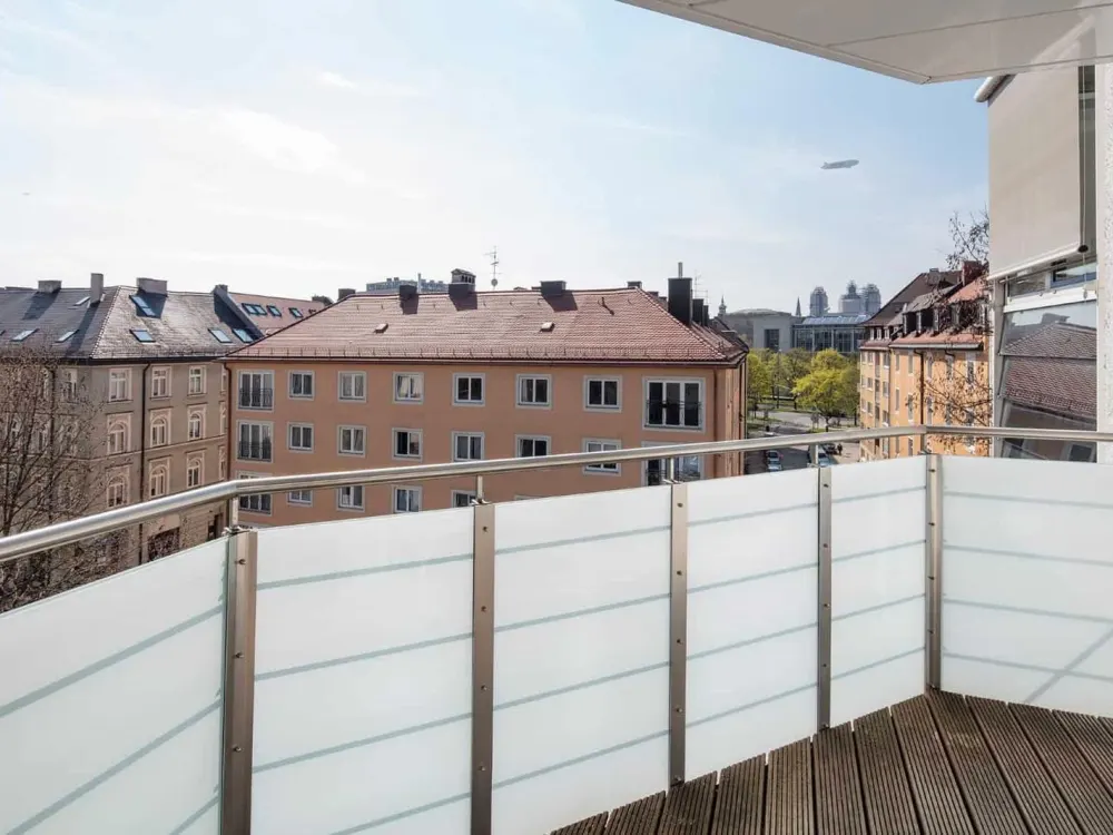 Charmantes, voll möbliertes 2-Zimmer-Apartment in München-Lehel mit Süd-West Balkon