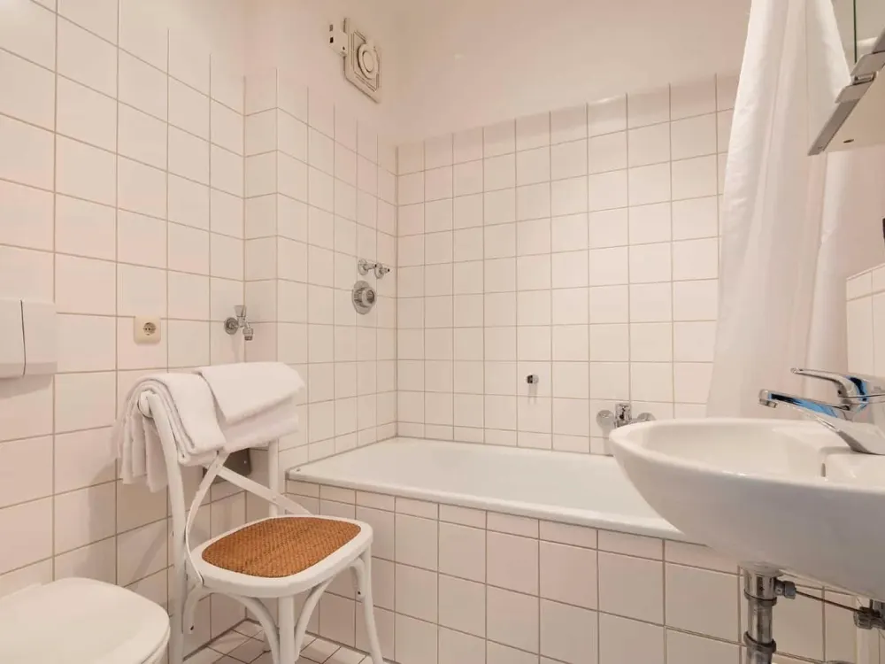 Charmantes, voll möbliertes 2-Zimmer-Apartment in München-Lehel mit Süd-West Balkon