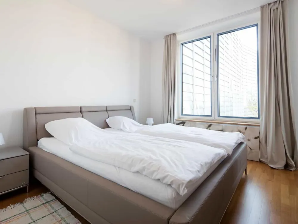 Charmantes, voll möbliertes 2-Zimmer-Apartment in München-Lehel mit Süd-West Balkon
