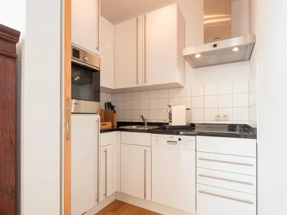 Charmantes, voll möbliertes 2-Zimmer-Apartment in München-Lehel mit Süd-West Balkon