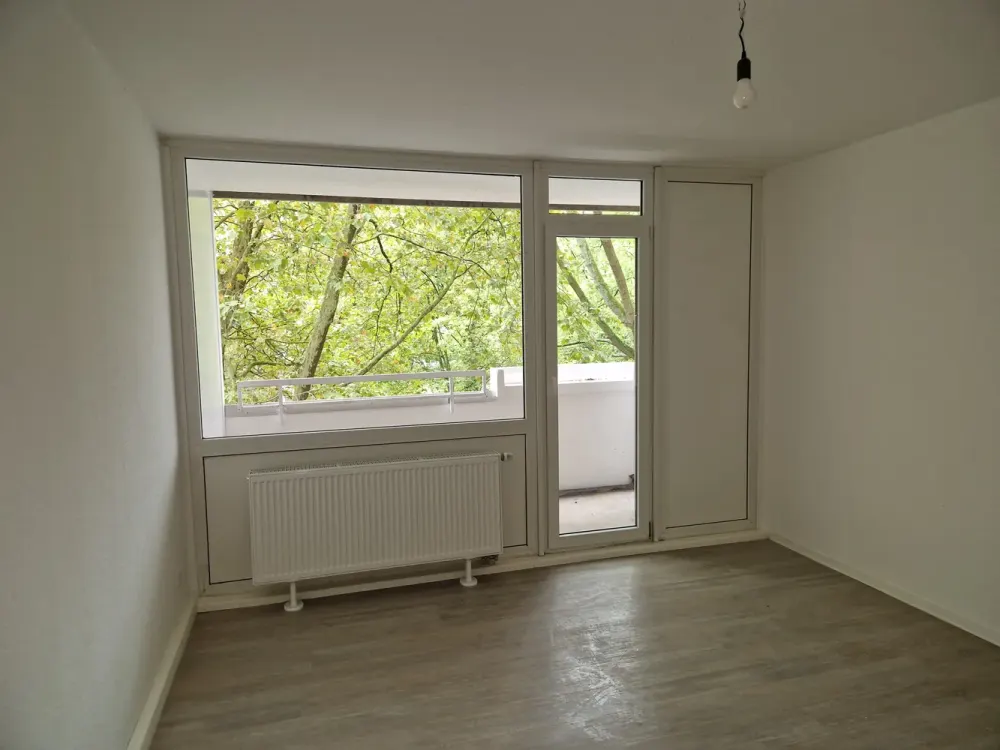 Hier findet jeder seinen Platz: komplett renovierte 3-Zimmer-Wohnung mit Balkon!