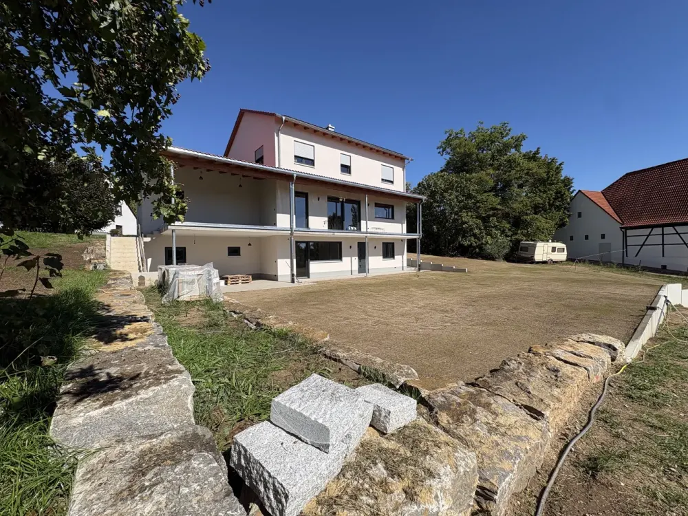 Ersteinzug in Frauenaurach: 3-Zimmer-Wohnung mit überdachter Terrasse