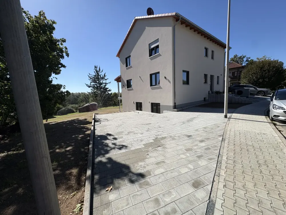 Ersteinzug in Frauenaurach: 3-Zimmer-Wohnung mit überdachter Terrasse