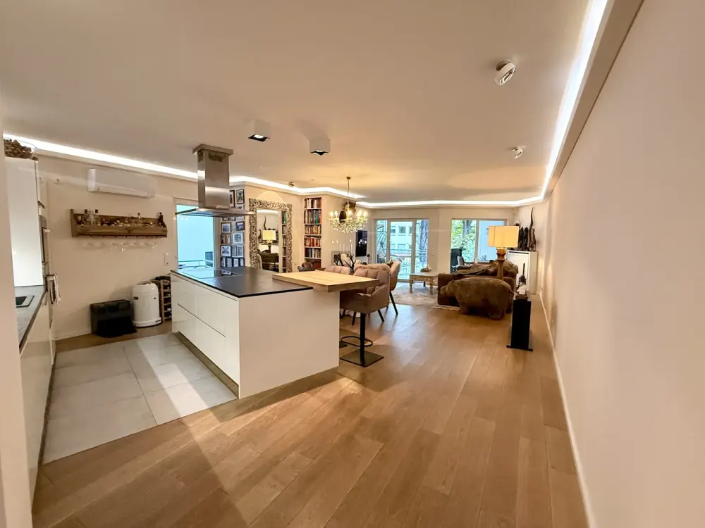 Westend-Süd | Exceptional 4.5-Room Apartment with Air Conditioning, Fireplace and 2 Balconies