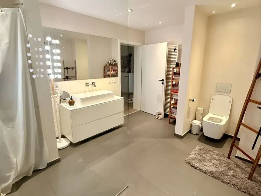 Westend-Süd | Exceptional 4.5-Room Apartment with Air Conditioning, Fireplace and 2 Balconies