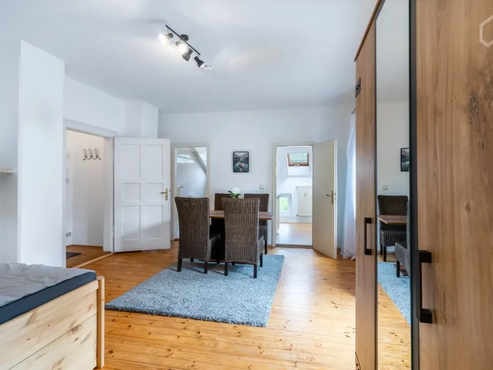 Möbliert: Geräumiges Apartment mit großer Terrasse nahe München