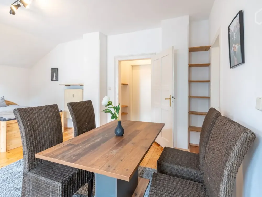 Möbliert: Geräumiges Apartment mit großer Terrasse nahe München