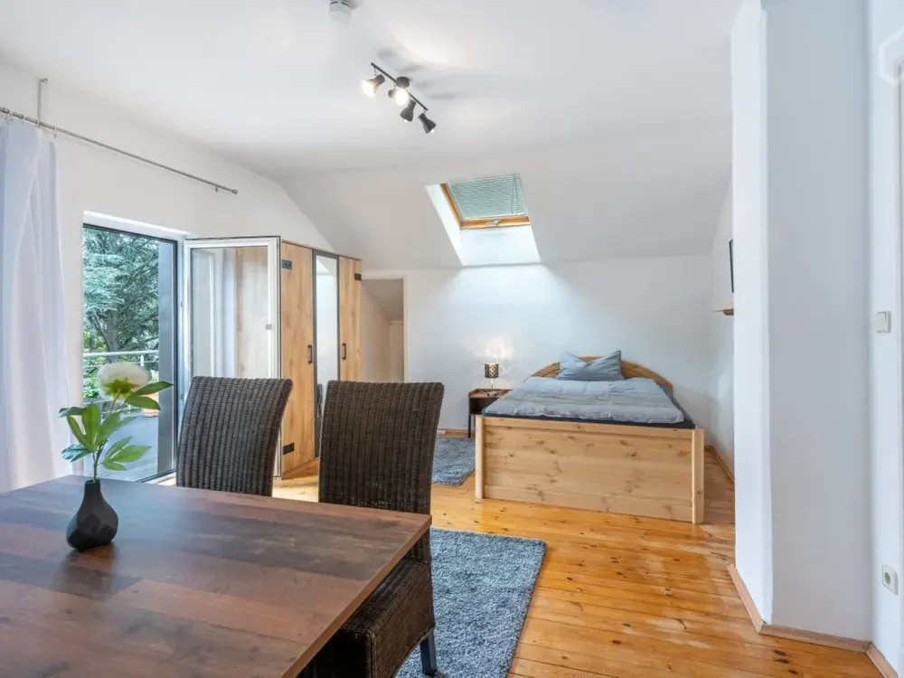 Möbliert: Geräumiges Apartment mit großer Terrasse nahe München