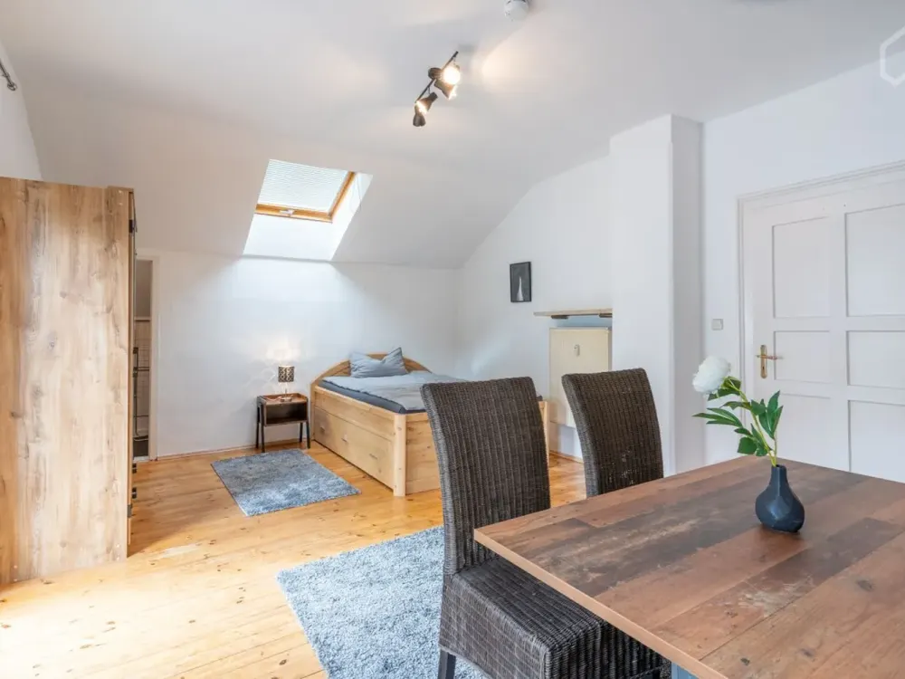 Möbliert: Geräumiges Apartment mit großer Terrasse nahe München