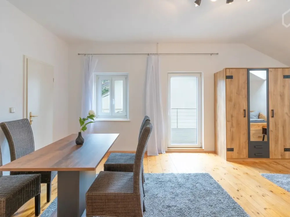 Möbliert: Geräumiges Apartment mit großer Terrasse nahe München