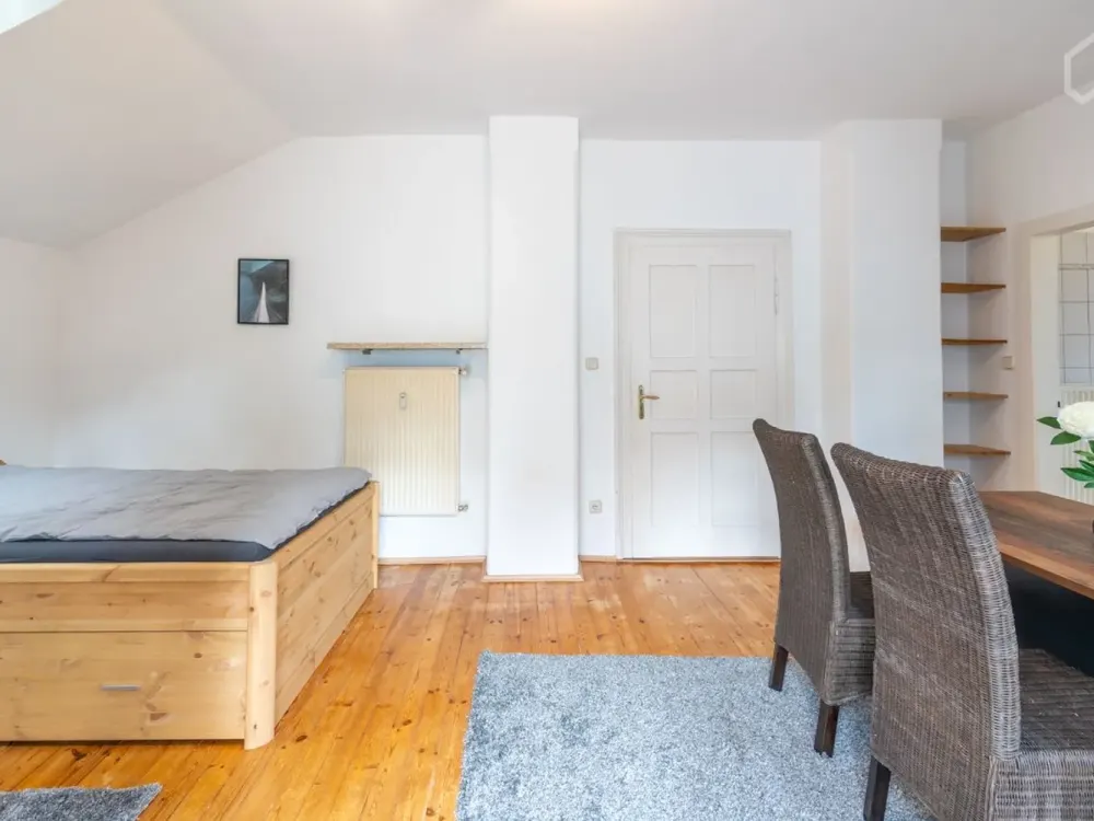 Möbliert: Geräumiges Apartment mit großer Terrasse nahe München