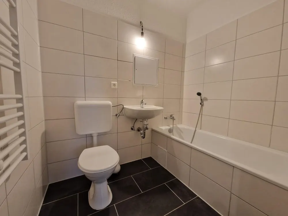 **JETZT EINZEIHEN**3-Zimmer-Wohnung // Einbauküche // Balkon // Bad mit Wanne // DG // ab sofort