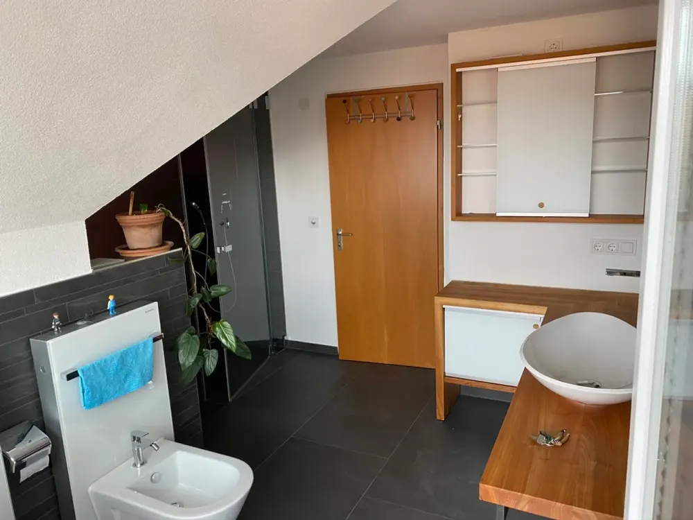 Modernisierte 2,5-Zimmer-DG-Wohnung mit Einbauküche und nutzbarem Dachgeschoßin Deizisau