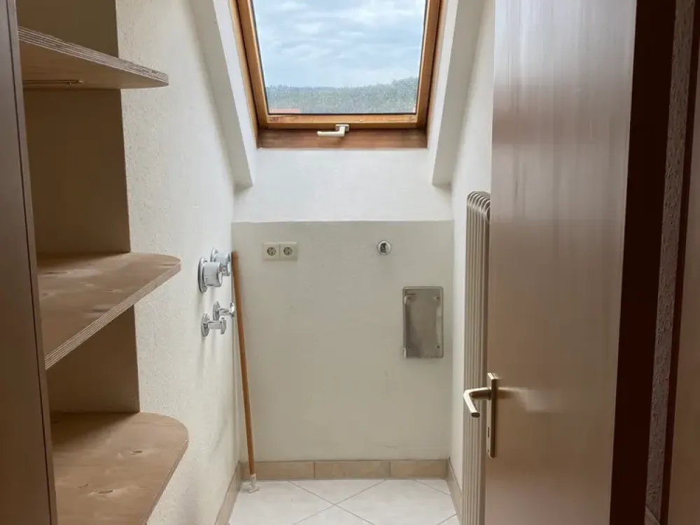 Modernisierte 2,5-Zimmer-DG-Wohnung mit Einbauküche und nutzbarem Dachgeschoßin Deizisau