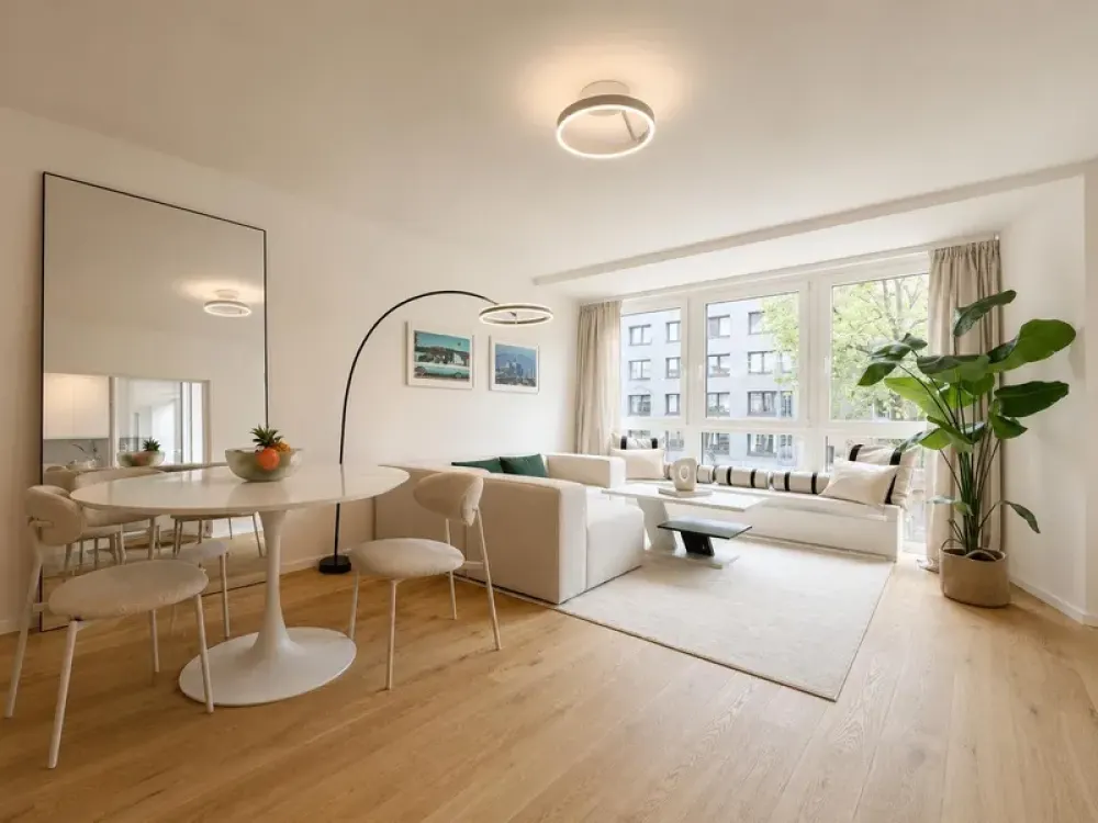 Erstbezug nach Modernisierung: möblierte 1- Zimmer-Wohnung mit Loggia im Stadtzentrum Düsseldorfs