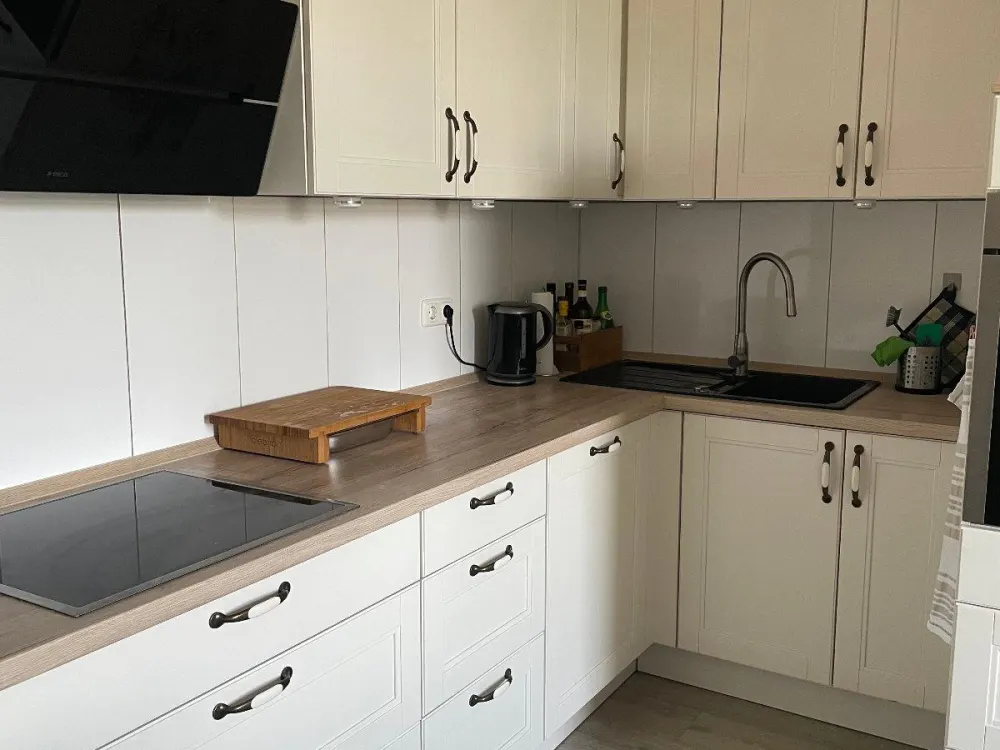 BO-Grumme 2 Rooms plus Large Eat-in Kitchen Available Immediately