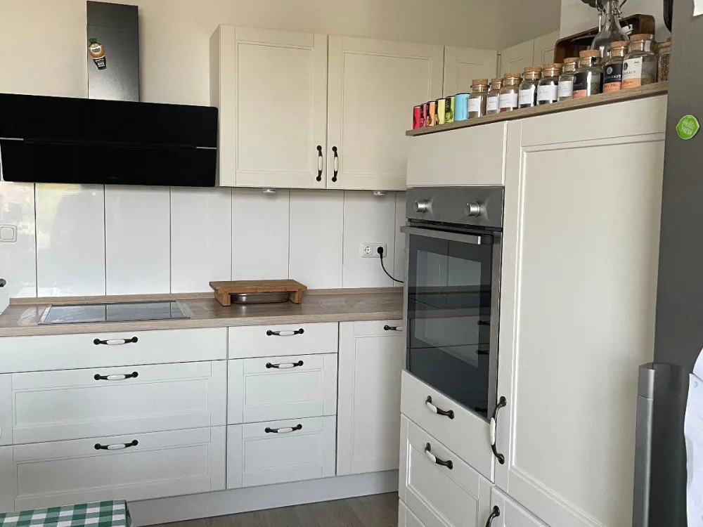 BO-Grumme 2 Rooms plus Large Eat-in Kitchen Available Immediately