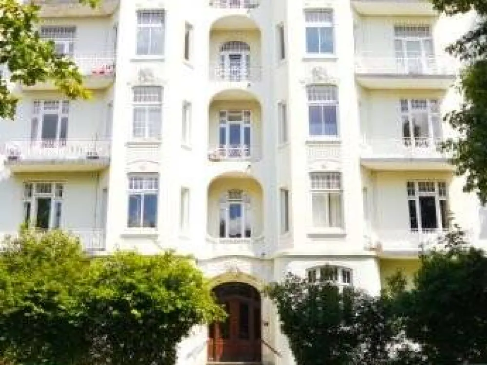 Großes Wohnbüro bzw.-praxis/8-Zimmer-Altbau in Winterhude