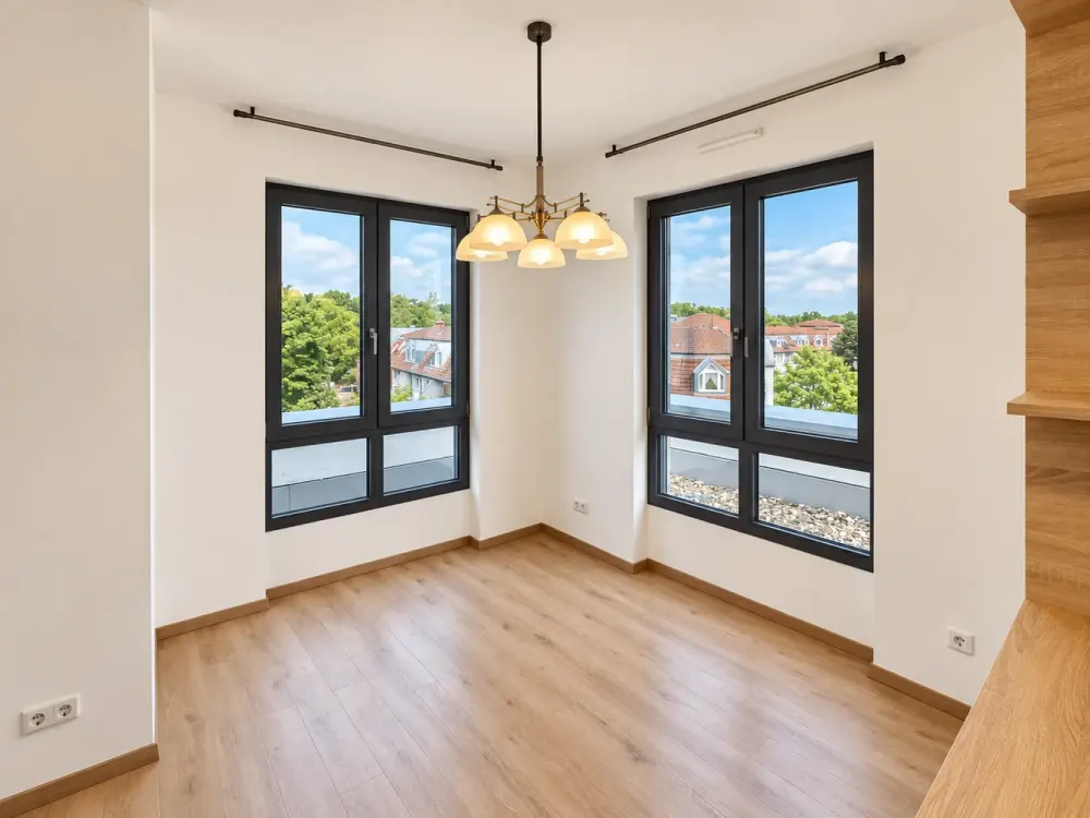 Lichtdurchflutete 3-Zimmer-Wohnung in oberster Etage mit 2 Bädern, West Balkon & Aufzug