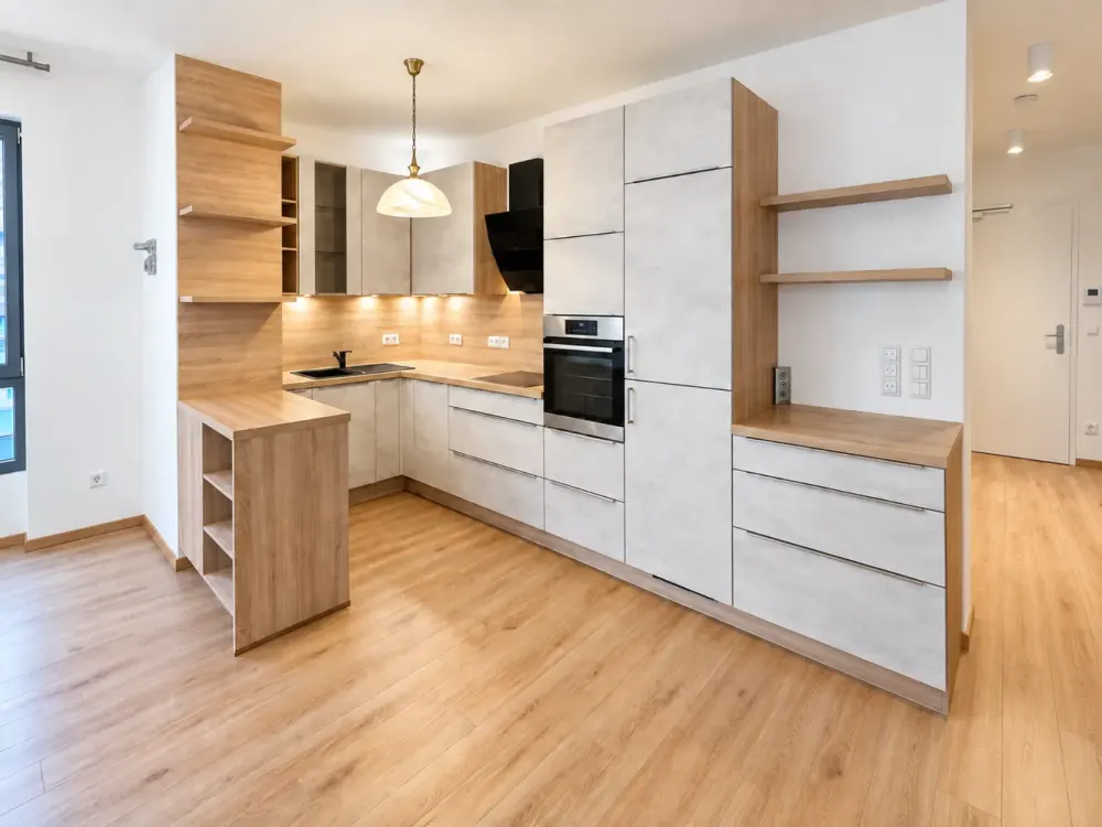 Lichtdurchflutete 3-Zimmer-Wohnung in oberster Etage mit 2 Bädern, West Balkon & Aufzug