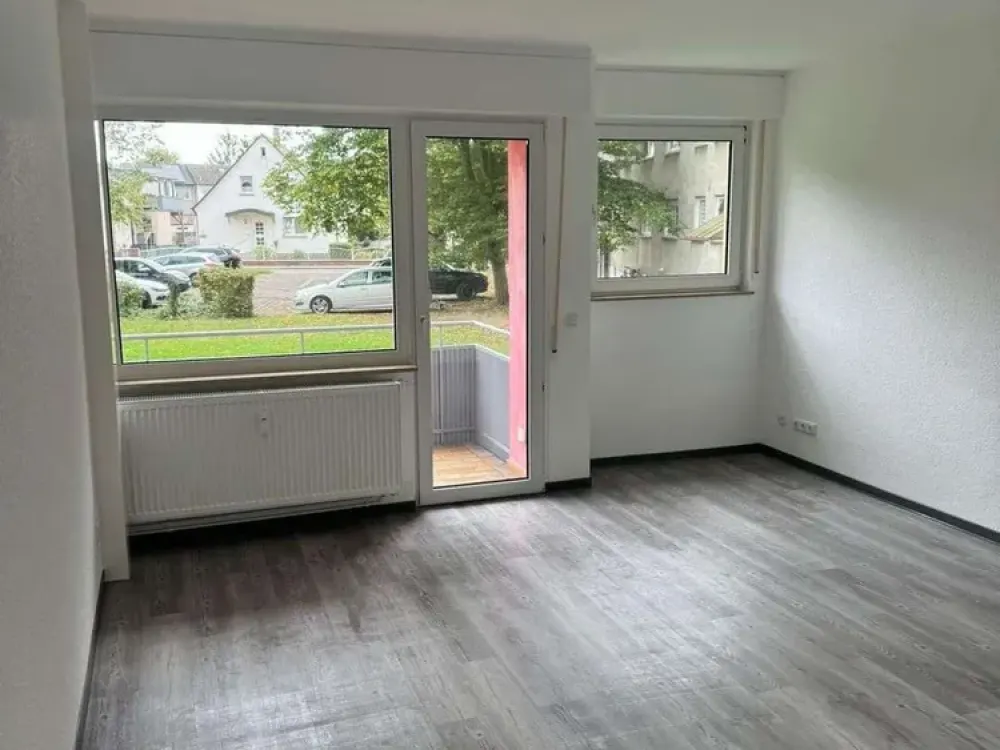 Schöne 2,5 Zimmer Wohnung mit großem Balkon