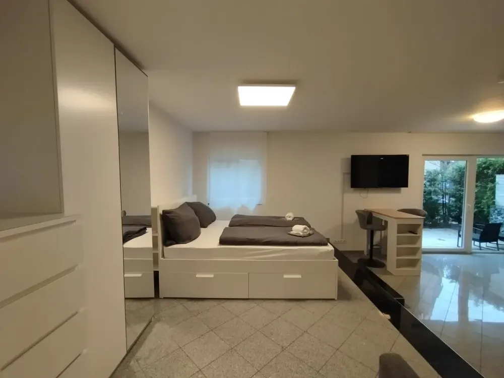Einzimmerwohnung mit Garten und Terrasse