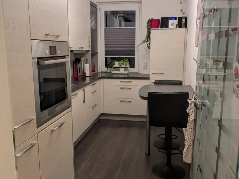 2-Zimmer-Wohnung + Kleiderschrank mit Möbelabkauf und Blick ins Grüne