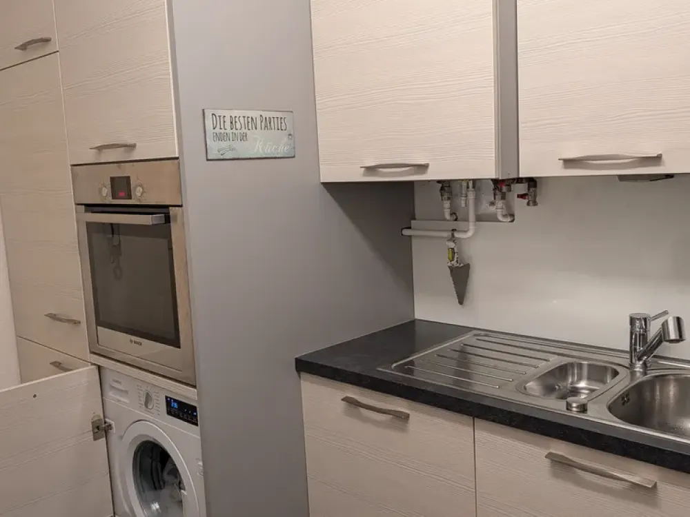 2-Zimmer-Wohnung + Kleiderschrank mit Möbelabkauf und Blick ins Grüne