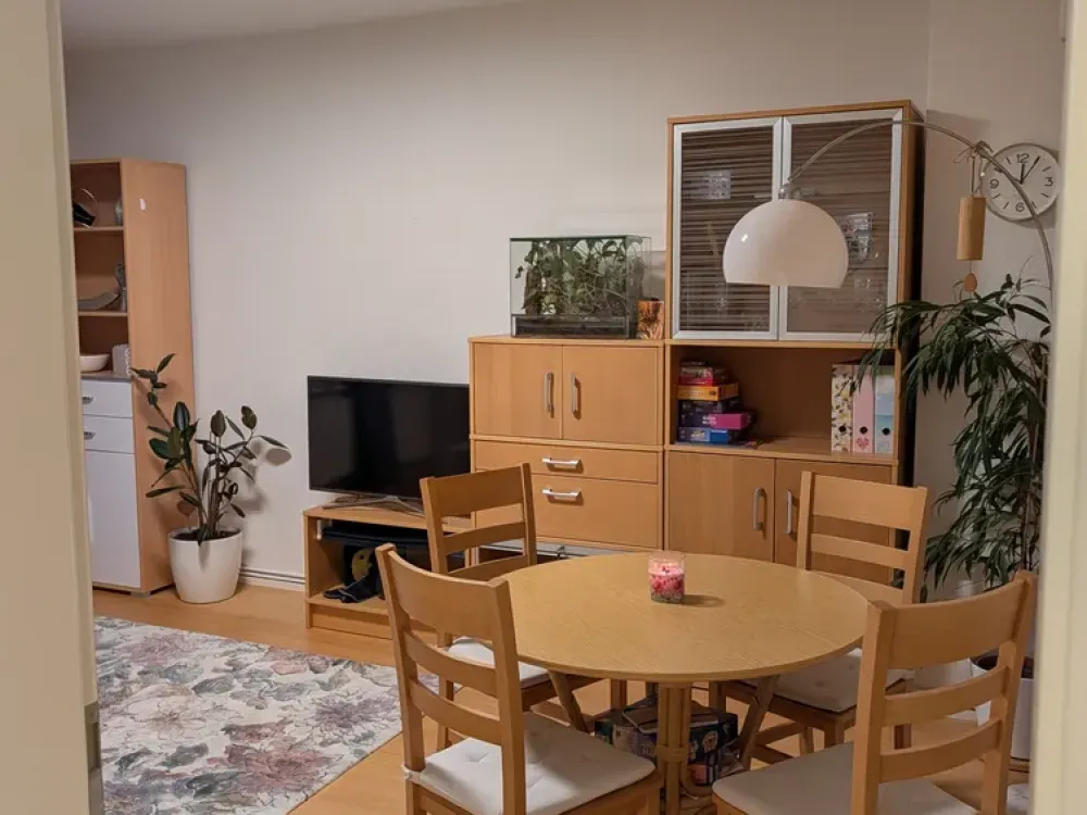 2-Zimmer-Wohnung + Kleiderschrank mit Möbelabkauf und Blick ins Grüne