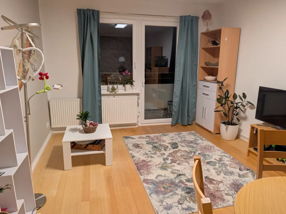 2-Zimmer-Wohnung + Kleiderschrank mit Möbelabkauf und Blick ins Grüne