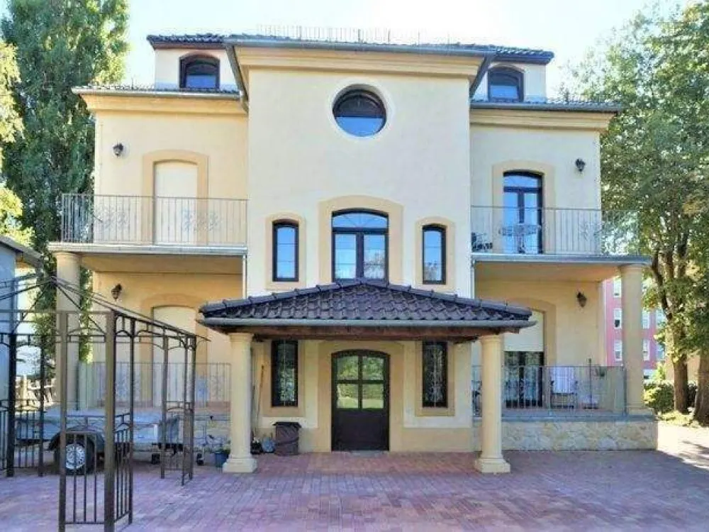 Luxuriös mit 3 Balkonen, großem Garten, Carport, kleiner Hausgemeinschaft: Wohnung in einer Villa sucht neue Familie!