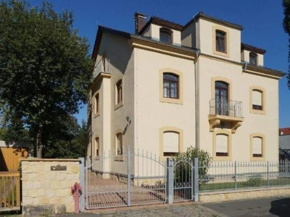 Luxuriös mit 3 Balkonen, großem Garten, Carport, kleiner Hausgemeinschaft: Wohnung in einer Villa sucht neue Familie!