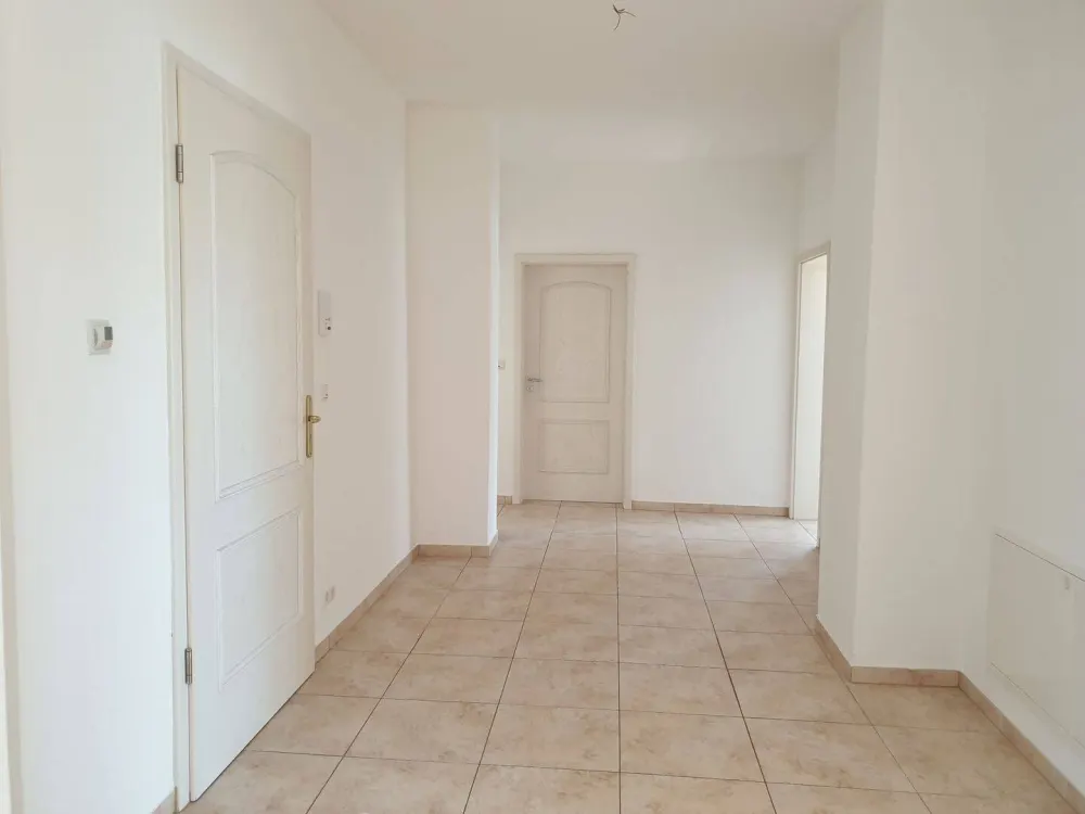 Luxuriös mit 3 Balkonen, großem Garten, Carport, kleiner Hausgemeinschaft: Wohnung in einer Villa sucht neue Familie!