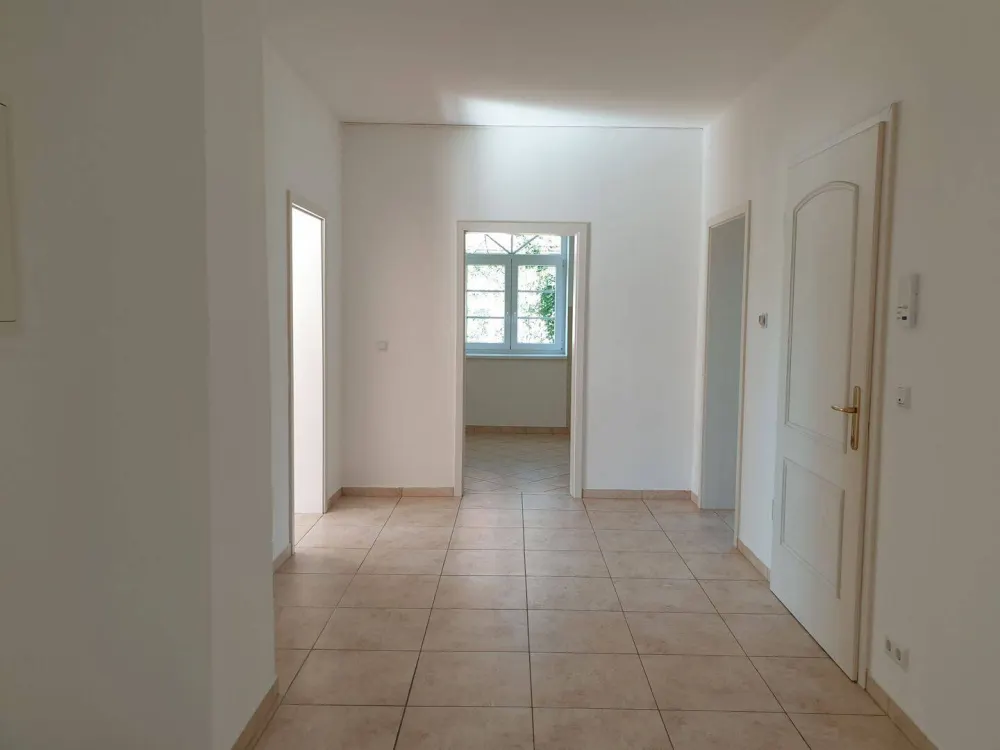 Luxuriös mit 3 Balkonen, großem Garten, Carport, kleiner Hausgemeinschaft: Wohnung in einer Villa sucht neue Familie!