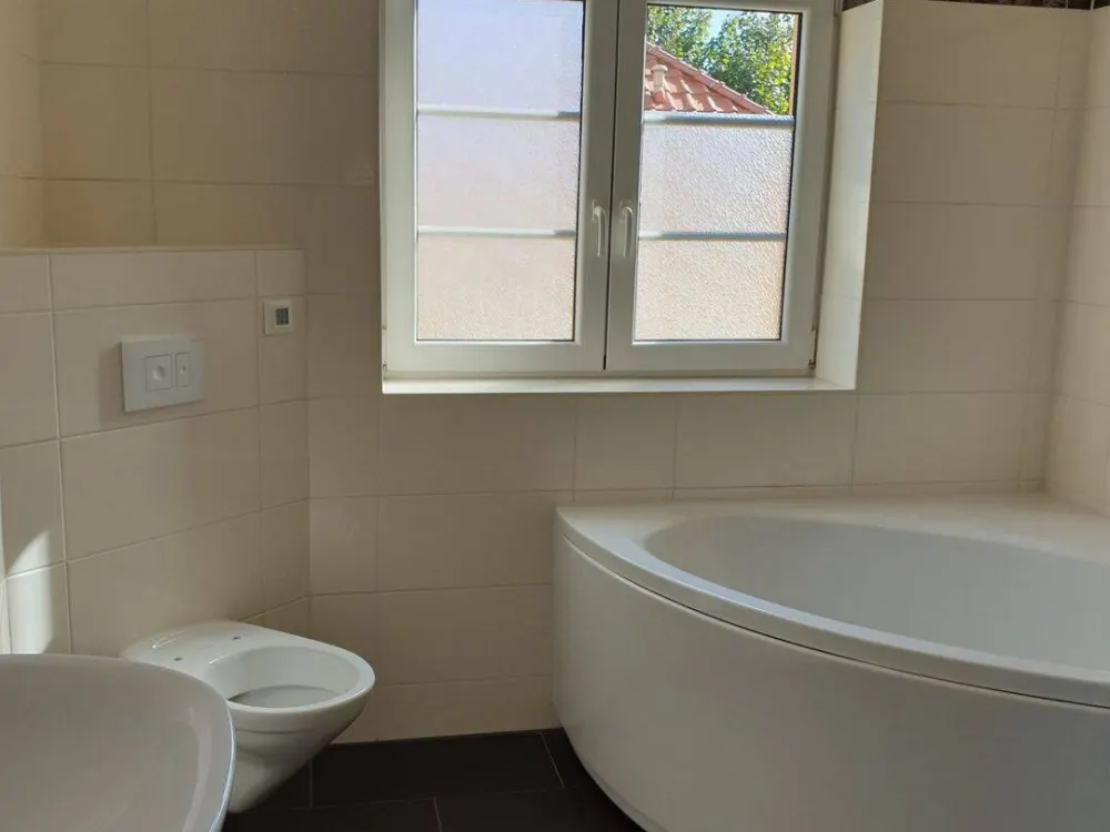 Luxuriös mit 3 Balkonen, großem Garten, Carport, kleiner Hausgemeinschaft: Wohnung in einer Villa sucht neue Familie!