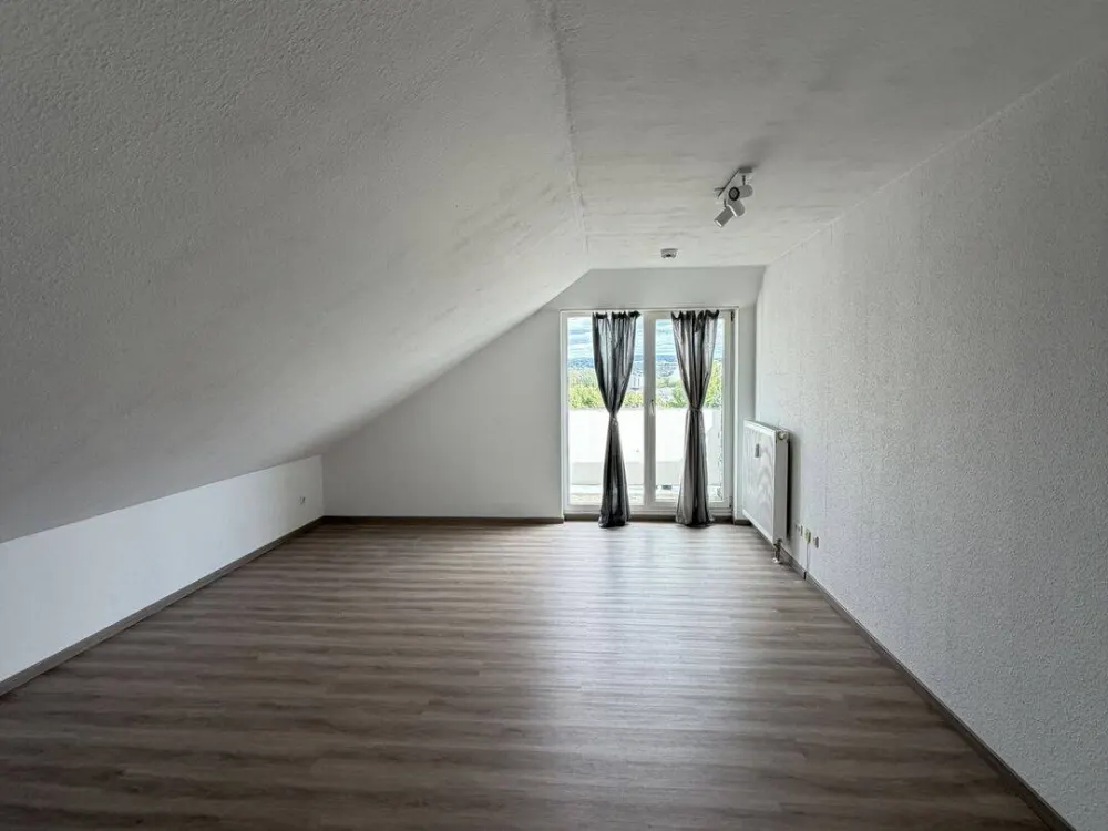 Ruhige 1-Zimmer-Dachgeschosswohnung mit Balkon, Nähe Klinikum & Uni