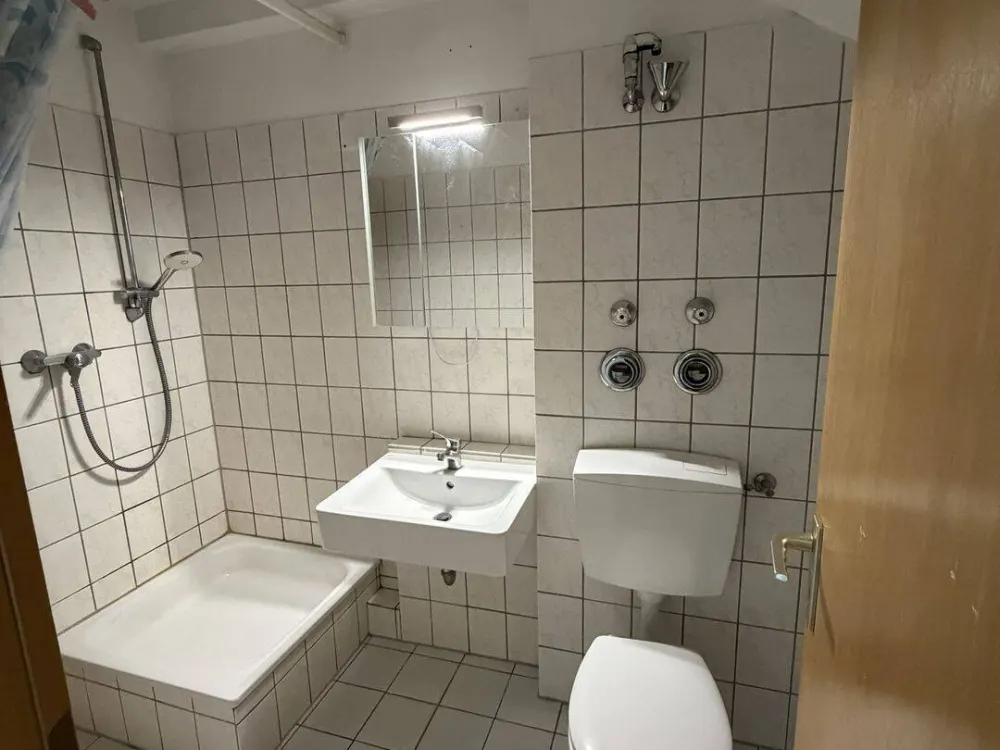 Ruhige 1-Zimmer-Dachgeschosswohnung mit Balkon, Nähe Klinikum & Uni