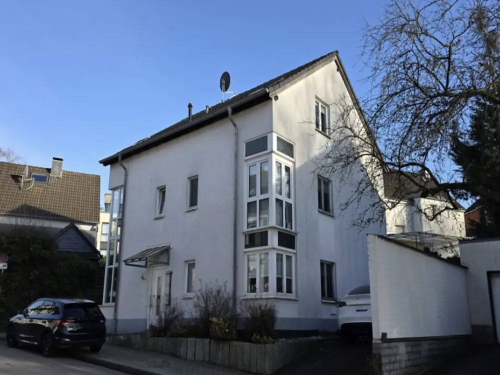 Helle 2-Zimmer-Dachgeschosswohnung mit Balkon, Küche & Stellplatz