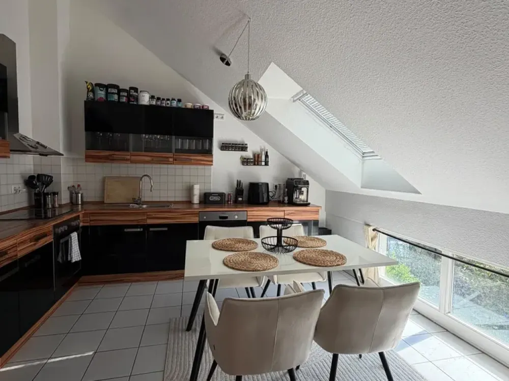 Helle 2-Zimmer-Dachgeschosswohnung mit Balkon, Küche & Stellplatz
