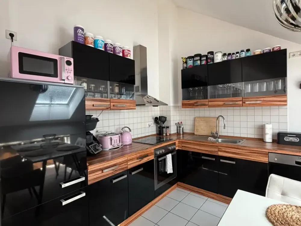 Helle 2-Zimmer-Dachgeschosswohnung mit Balkon, Küche & Stellplatz