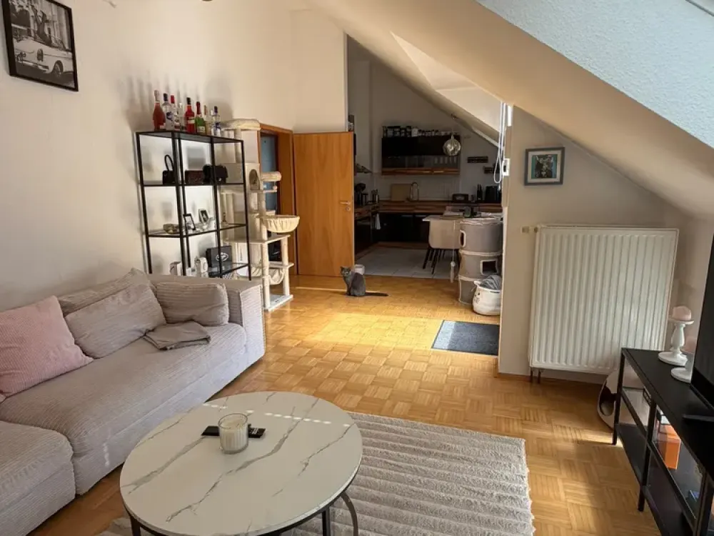 Helle 2-Zimmer-Dachgeschosswohnung mit Balkon, Küche & Stellplatz