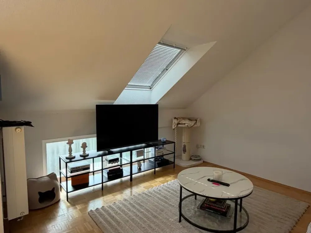 Helle 2-Zimmer-Dachgeschosswohnung mit Balkon, Küche & Stellplatz