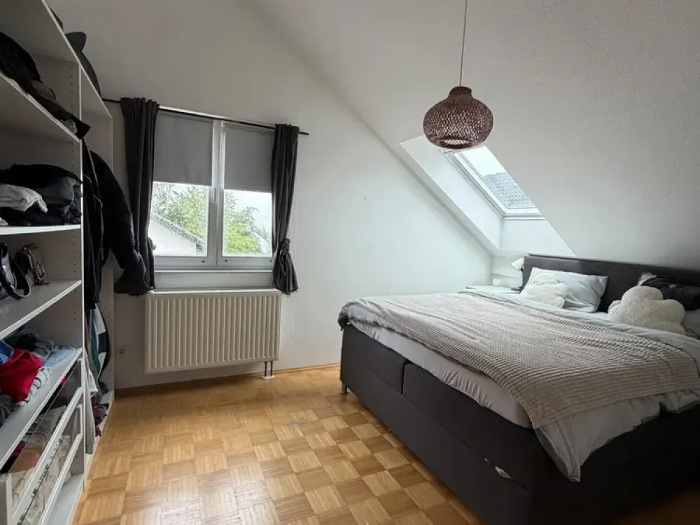 Helle 2-Zimmer-Dachgeschosswohnung mit Balkon, Küche & Stellplatz